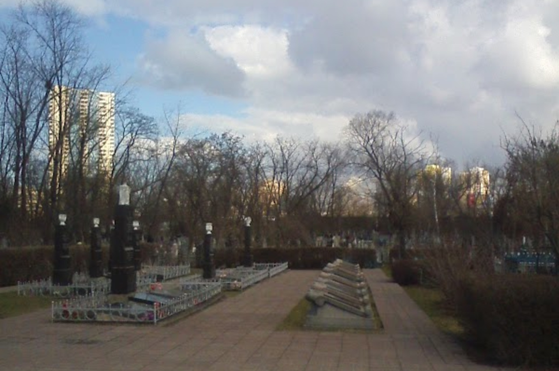 Алея гороїв -догляд за могилами